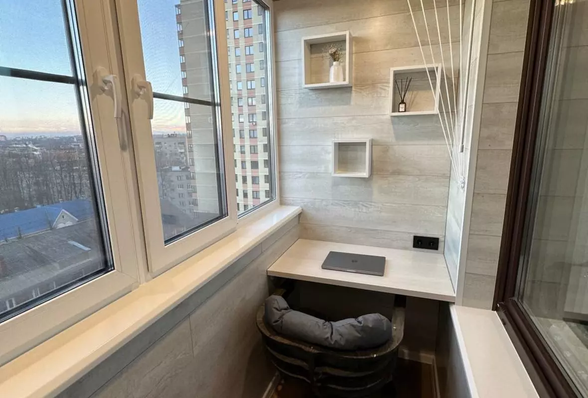 Балкон с хранением и декором